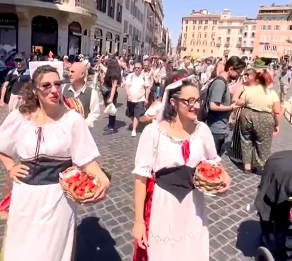 Le Fragolare di Nemi anticipano la Sagra delle Fragole: il flash mob a piazza di Spagna