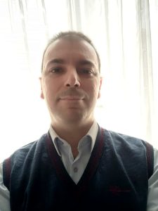 Gattino si incastra nell'autobus, autista Atac prima lo salva e poi lo adotta