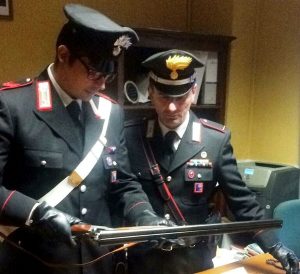 "C'è un uomo armato che spara in piazza, correte": notte di paura alle porte di Roma