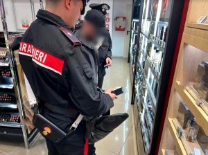 Furti a raffica in aeroporto, rubati 2.500 euro di profumi