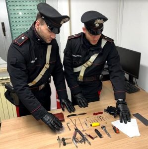 Ladri d'appartamento rubano oro e gioielli, bloccati con il kit dello scasso