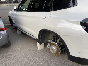 La banda degli pneumatici, mattoni e attrezzi da meccanico per smontare le ruote