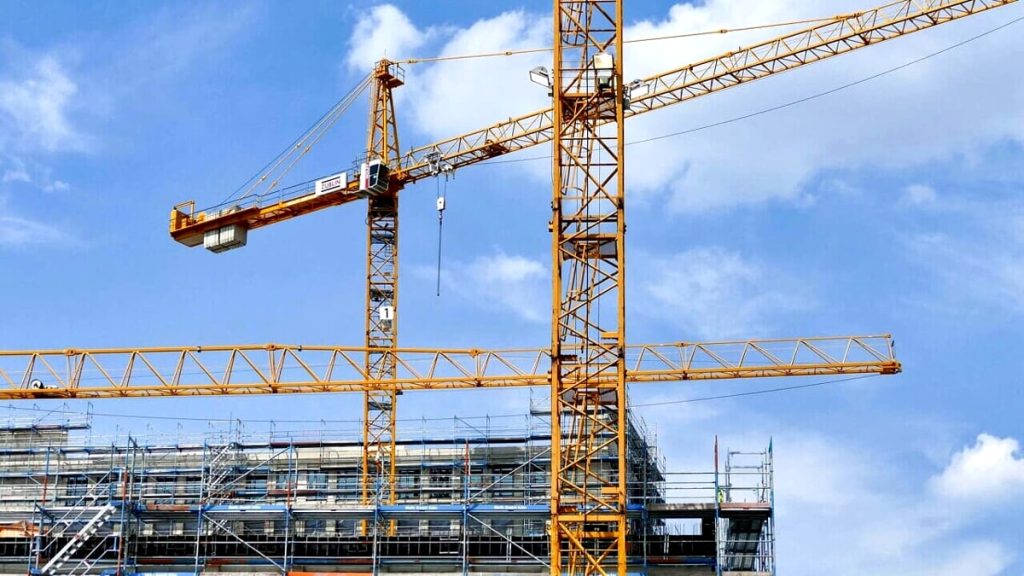 Gru pericolante dopo cedimento del terreno in un cantiere, chiusa la strada