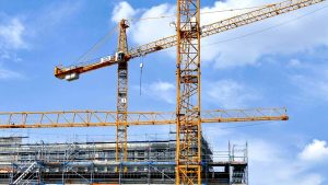 Gru pericolante dopo cedimento del terreno in un cantiere, chiusa la strada