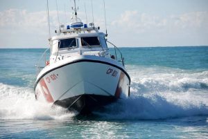 Paura in mare, la barca con nonno e nipote a bordo non riesce a tornare a riva
