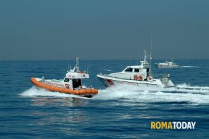 Fiumicino, affonda una barca: tam tam per salvare tre persone