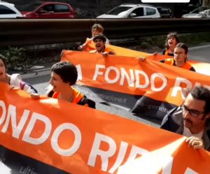 Nuovo blitz di Ultima Generazione: in 30 bloccano il Muro Torto. Attivisti incollati alla strada