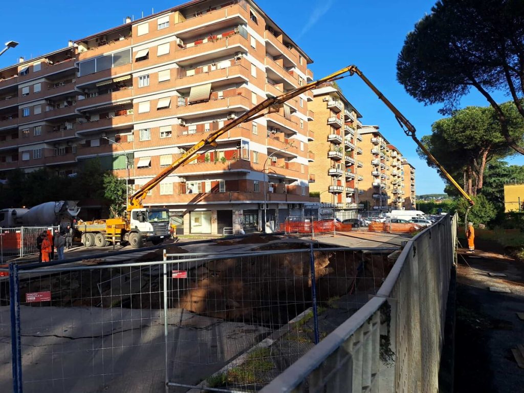 Voragine al Quadraro: partiti i lavori di riempimento