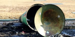 Campana per la raccolta del vetro in fiamme: danneggiato uno scooter