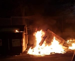 Piromane incendia un cassonetto per la raccolta dei rifiuti