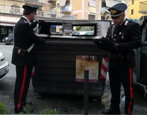 Tre cassonetti in fiamme nella notte a Roma, indagano i carabinieri