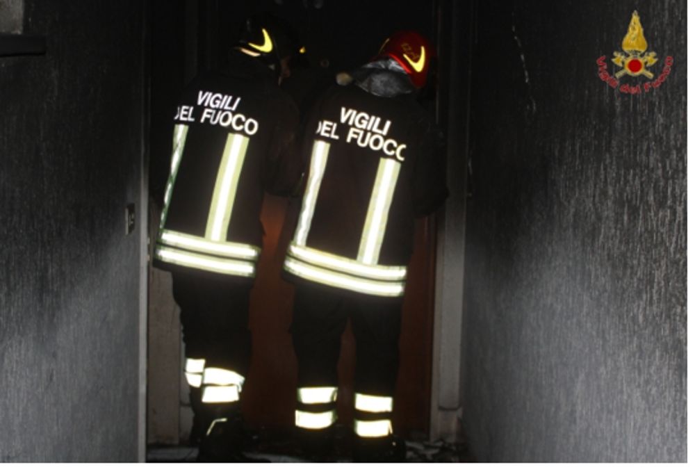 Incidente sul lavoro: corto circuito dal quadro elettrico provoca incendio nel palazzo, tre feriti