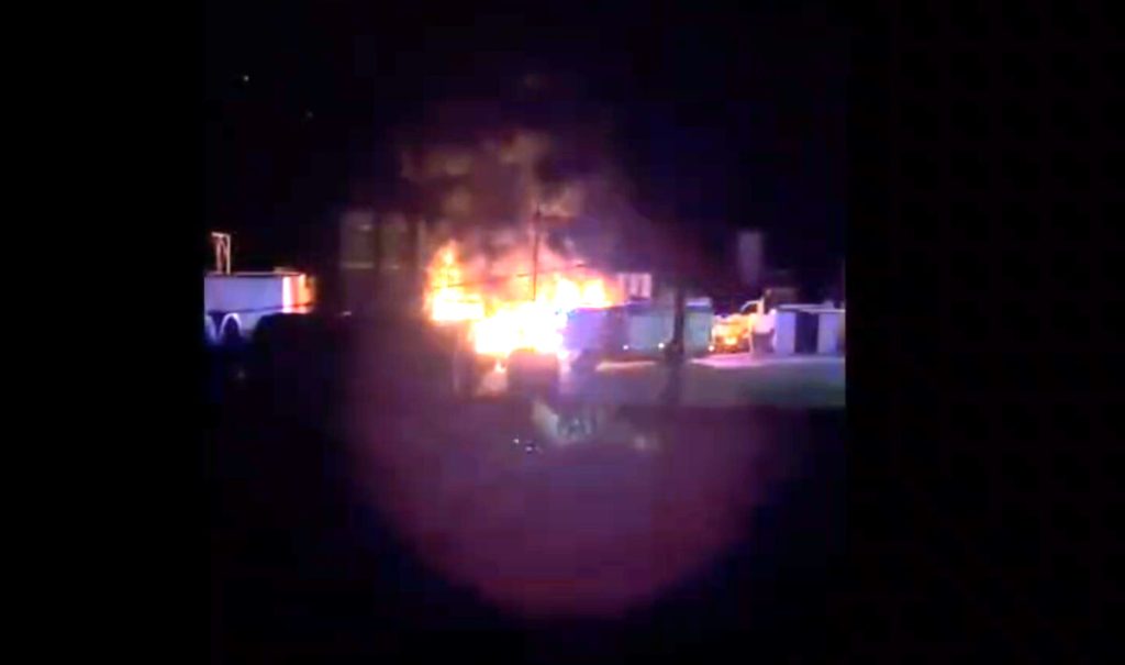 Incendio in un deposito: camion in fiamme