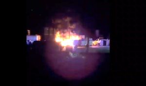 Incendio in un deposito: camion in fiamme