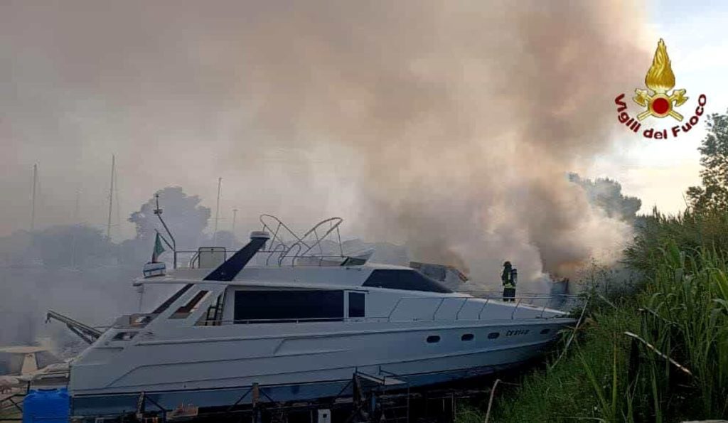Paura a Fiumicino, in fiamme quattro imbarcazioni all'interno di un cantiere nautico