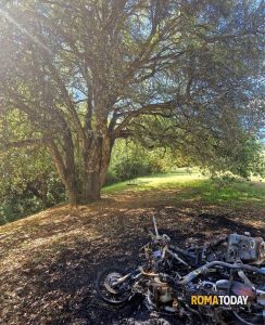 Dati alle fiamme tre scooter, l'ombra di un piromane
