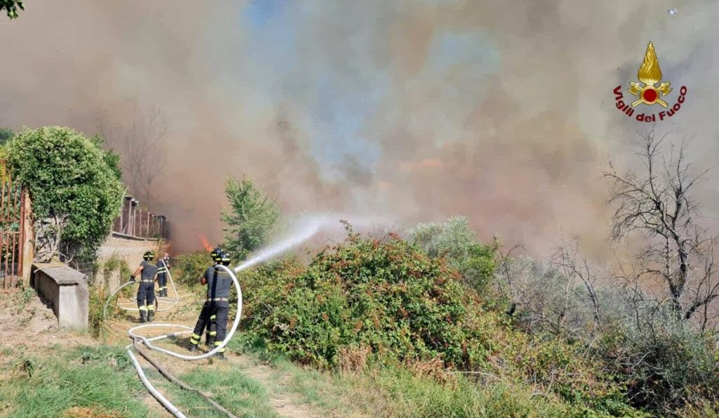 Incendio a Casalotti: fiamme minacciano le abitazioni