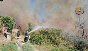 Incendio a Casalotti: fiamme minacciano le abitazioni