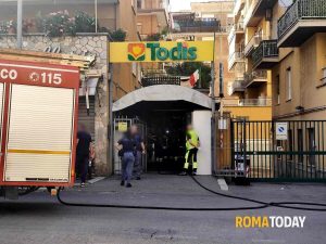 Paura al supermercato: fumo invade il Todis, evacuati i clienti