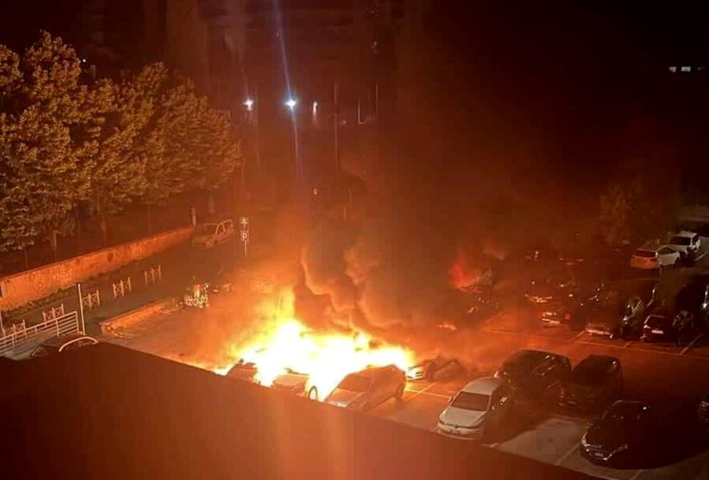 Il piromane torna a colpire, altre 10 auto in fiamme nel parcheggio dello stadio