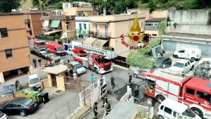 Incendio a Tor de' Cenci, appartamento invaso dal fumo: un intossicato