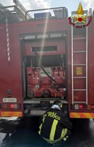 Incendio all'Esquilino, a fuoco i ricoveri di fortuna dei senza dimora