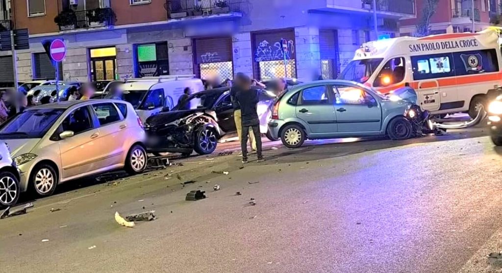 Incidente a Tor de Schiavi, due auto di scontrano e carambolano contro vetture parcheggiate