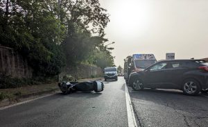 Auto fa inversione a U e travolge uno scooter: un ferito