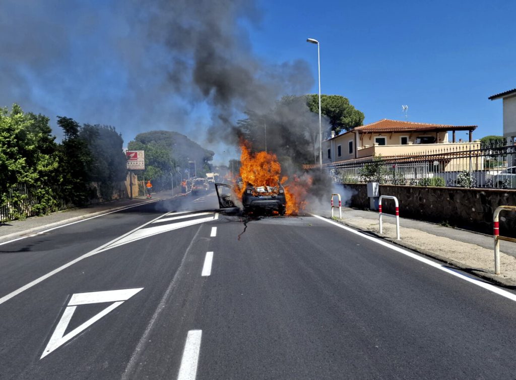 Ubriaca alla guida causa incidente e l'auto a Gpl prende fuoco