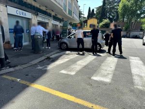 Incidente alla Camiluccia: auto contro una farmacia, feriti padre e figlia