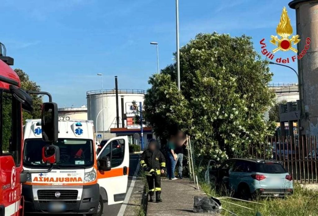 Incidente sull'Aurelia: auto contro muro del commissariato: tre feriti, fra loro una bimba di 7 mesi