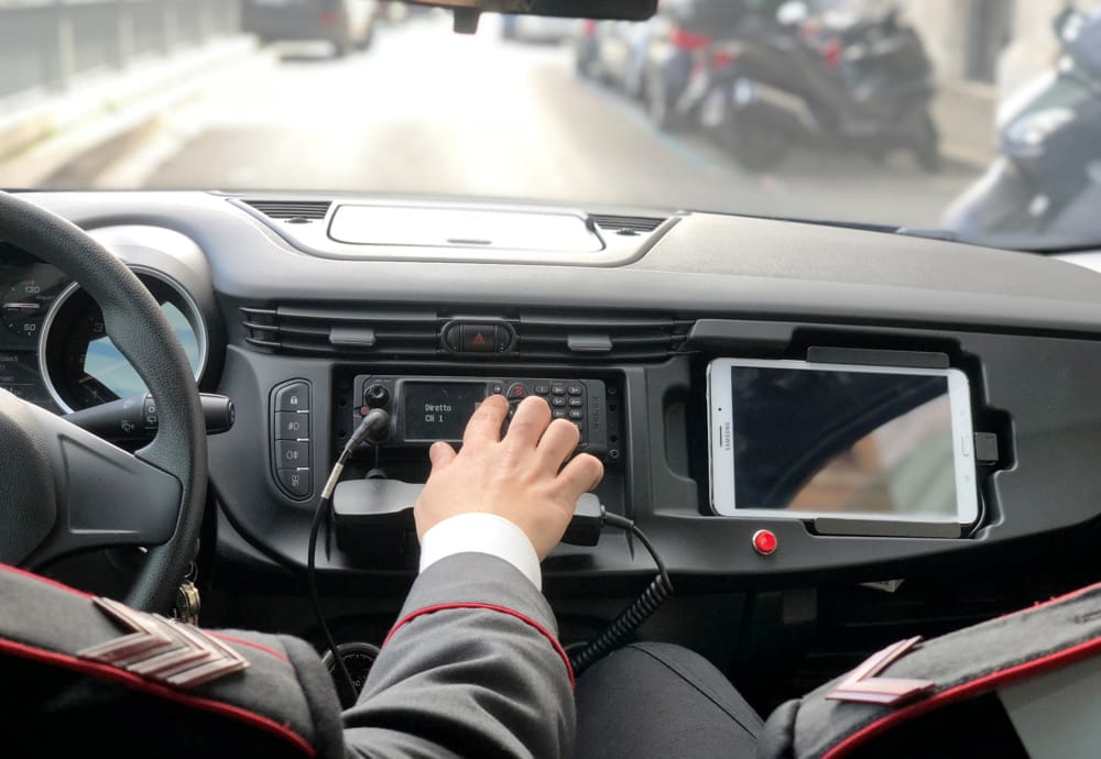 In fuga sullo scooter si schianta contro un'auto nel traffico, indosso cocaina e hashish