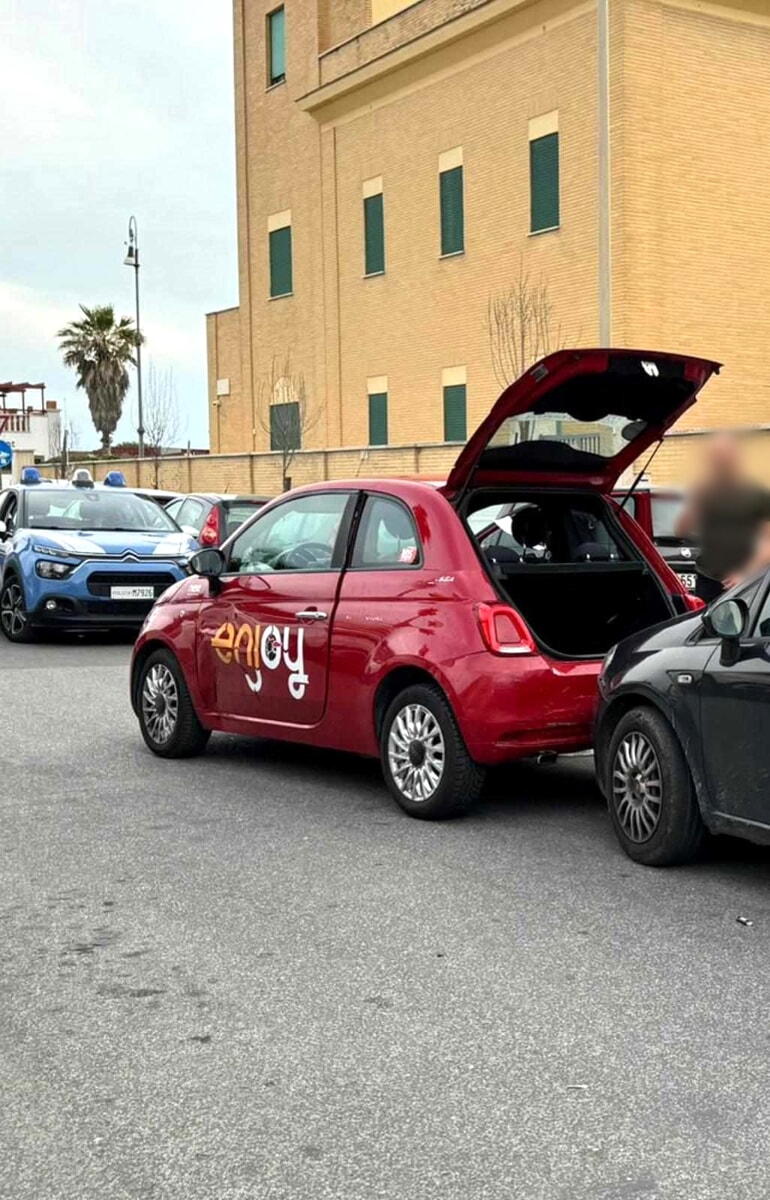 In fuga sulla 500 Enjoy prova a investire poliziotto e travolge uno scooterista