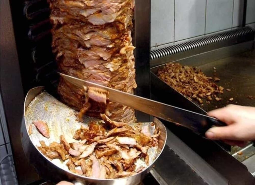Spedizione punitiva al kebabbaro, in 4 armati di spranghe picchiano cameriere e distruggono locale