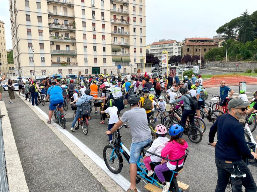 150 piccoli ciclisti pedalano per le vie di Roma per la Kidical Mass. L'appello: "Strade più sicure"