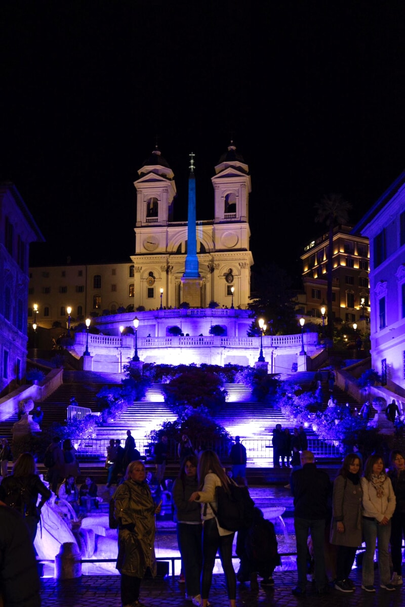 Tre monumenti a tinte “blu Balestra”: l’omaggio di Roma per il centenario dello stilista