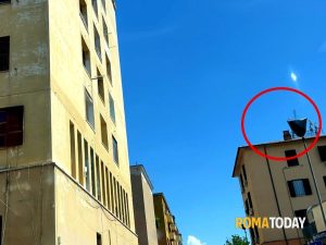 I pusher spengono la luce, la denuncia dei residenti: "Lampioni incappucciati per spacciare meglio"