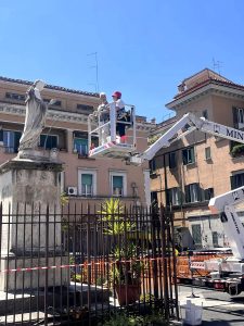 La statua della Madonna di piazza Sempione si rifà il look: partiti i lavori di restauro