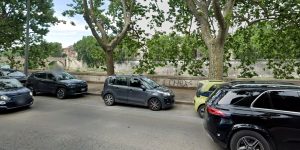 Tragedia all'alba, precipita da 15 metri sulla banchina del Tevere: morto 29enne