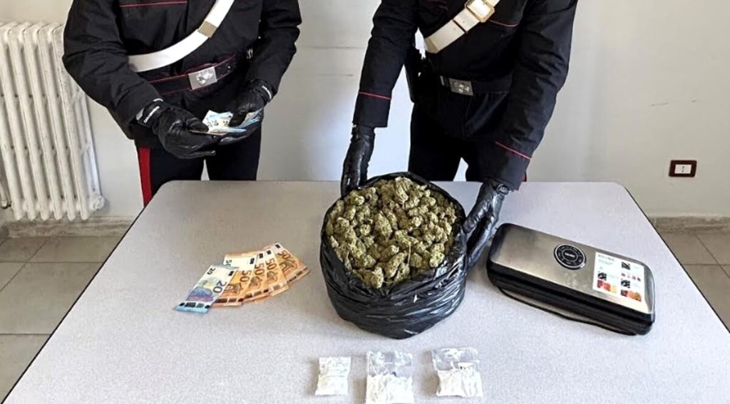 Corrieri della droga fermati sulla Cassia, nell'auto un sacco pieno di marijuana