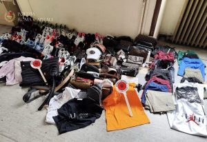 Scarpe e t shirt Nike e Armani false, sequestrati 200 articoli al mercato di Porta Portese