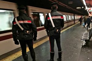 Un uomo armato di coltello nella metro di Roma: ha tentato di colpire una guardia giurata