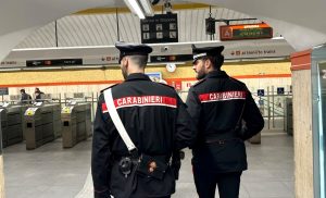 Metro A, manolesta in azione a Spagna: bloccato con il malloppo appena rubato