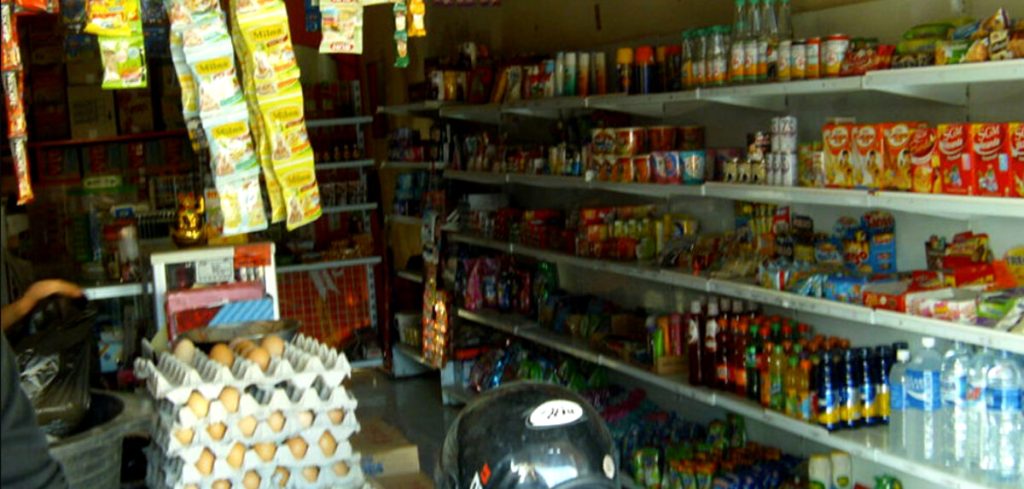 Alimenti avariati e scaduti in vendita sugli scaffali del minimarket, sequestrati 110 chili di prodotti