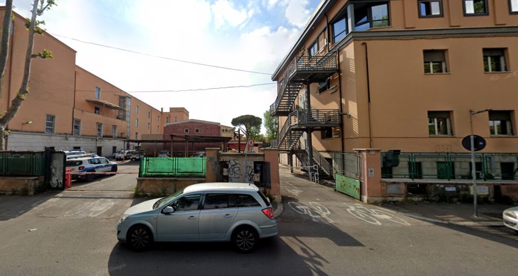 Con bombole e cannello del gas minaccia i passanti davanti alla sede del municipio, poi si cosparge di benzina