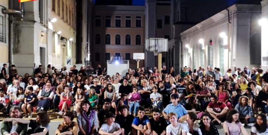 Silent disco, pet therapy e laboratori per la pace: torna la Notte bianca delle scuole aperte