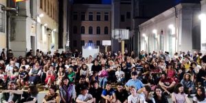 Silent disco, pet therapy e laboratori per la pace: torna la Notte bianca delle scuole aperte