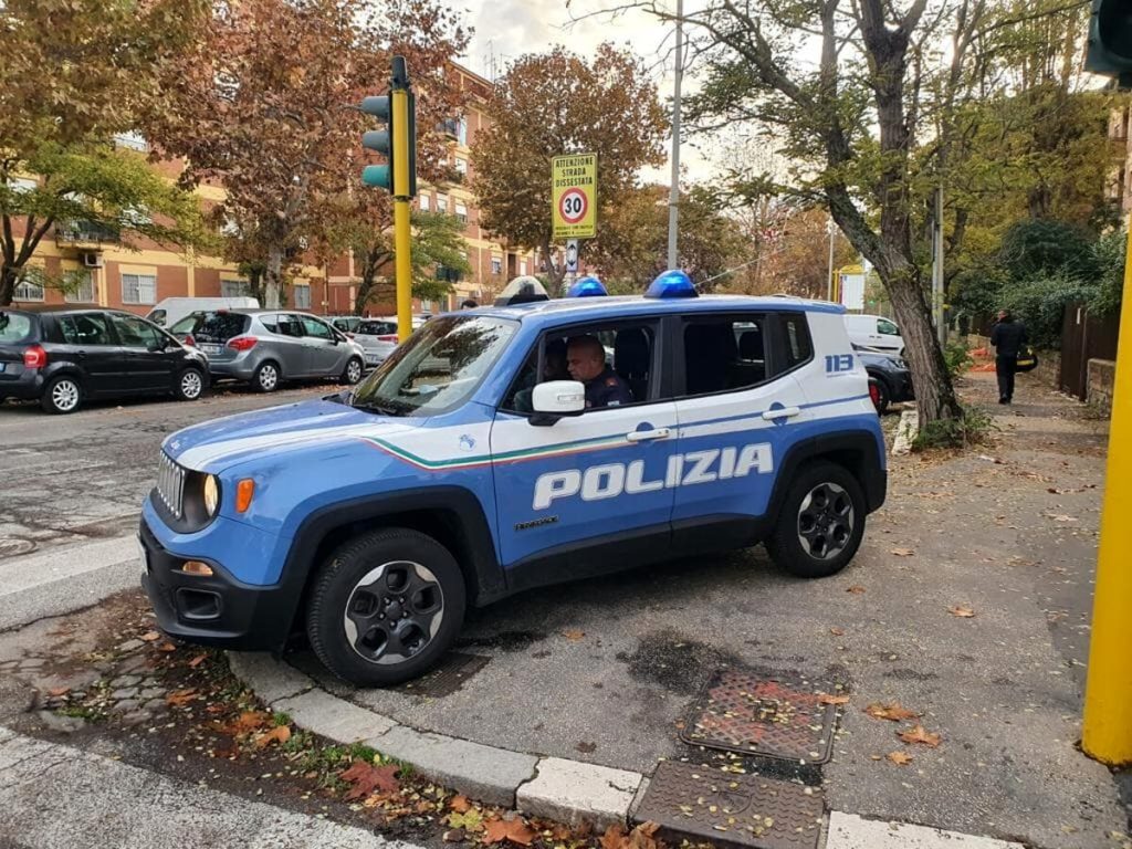 Trascinata per i capelli fuori dall'auto viene minacciata dal nipote che le estorce i soldi