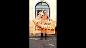 VIDEO | Vernice contro le vetrine di Armani e Bulgari. Il blitz ambientalista in via Condotti