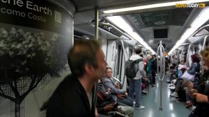 VIDEO | La metro di Roma racconta l'ambiente. Sedili, soffitti e pareti invasi dall'arte